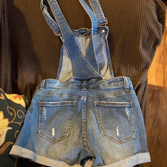 Cute Overall Shorts Size Small - Picture 2 of 4